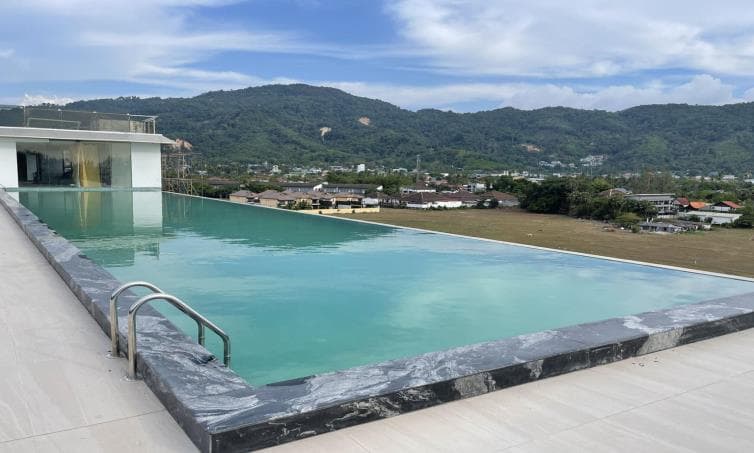 32 metres rooftop infinity pool